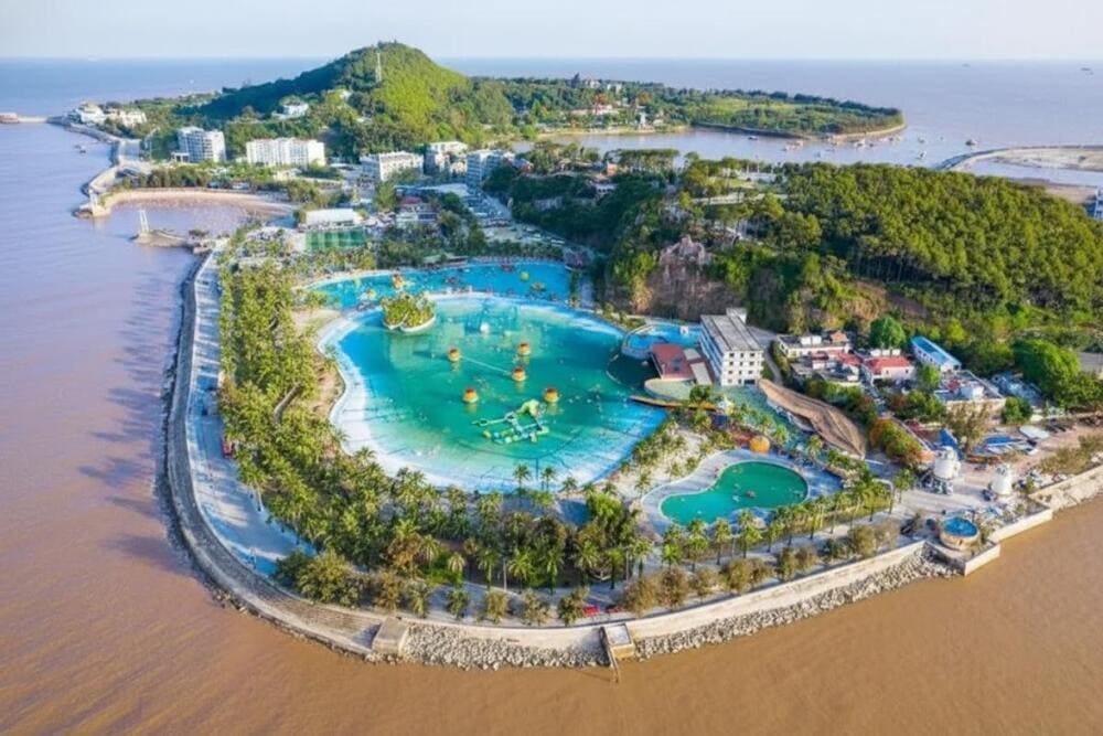 Biển Đồ Sơn với nhiều tr&ograve; chơi dưới nước hấp dẫn.